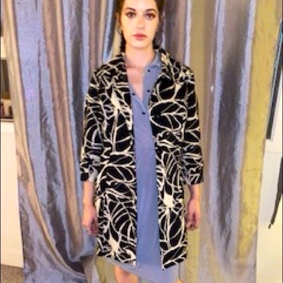 Anne Klein fitted lightweight three button coat - Picture 3 of 5